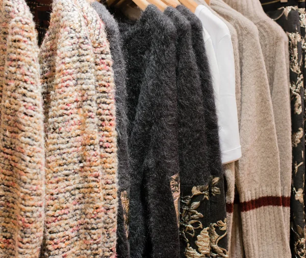 Camisolas angorá e camisolas de mohair para venda na venda de inverno — Fotografia de Stock
