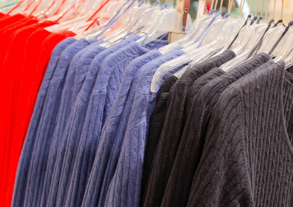 Maglione di cashmere colorato su una rastrelliera di vestiti — Foto Stock