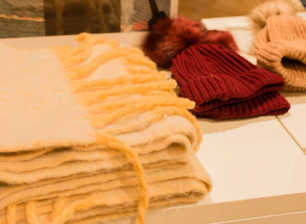 Xale de alpaca e acessórios de boné de lã na venda de inverno — Fotografia de Stock