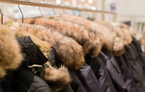 Casaco de inverno na venda de inverno em um rack de roupas — Fotografia de Stock