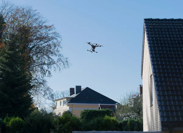 Drone vliegt illegaal over een woonwijk — Stockfoto