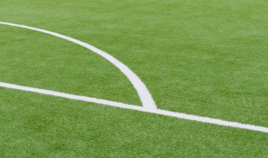 Suni çim ve beyaz çizgili futbol sahasındaki yakın çekim