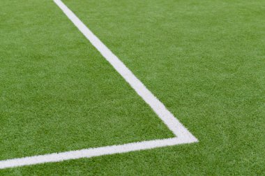 Suni çim ve beyaz çizgili futbol sahasındaki yakın çekim