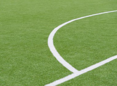 Suni çim ve beyaz çizgili futbol sahasındaki yakın çekim