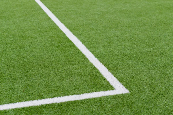 Suni çim ve beyaz çizgili futbol sahasındaki yakın çekim