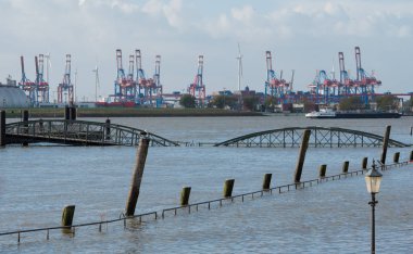 Hamburg 'daki St. Pauli balık pazarında fırtına dalgası