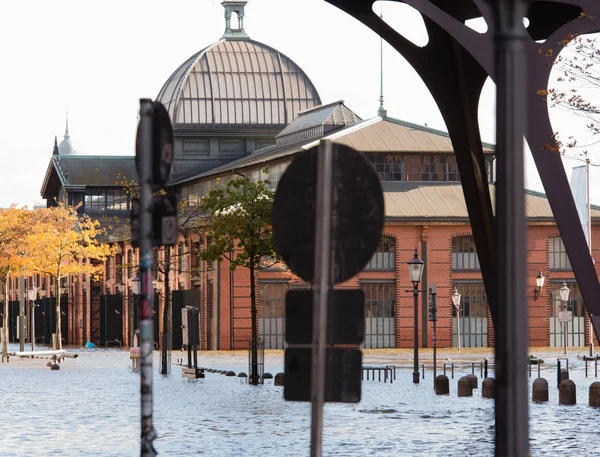 Stormflod St Pauli fiskmarknaden i Hamburg — Stockfoto