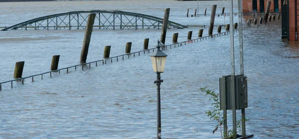 Stormflod St Pauli fiskmarknaden i Hamburg — Stockfoto