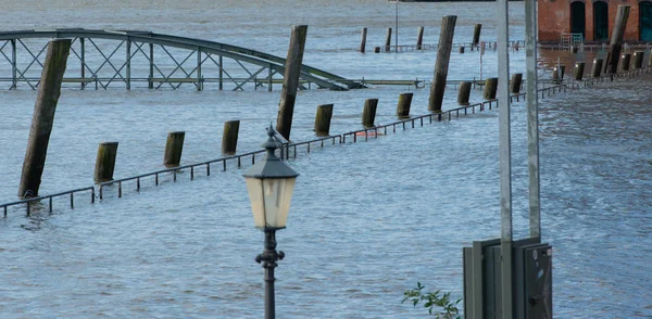 Stormflod St Pauli fiskmarknaden i Hamburg — Stockfoto