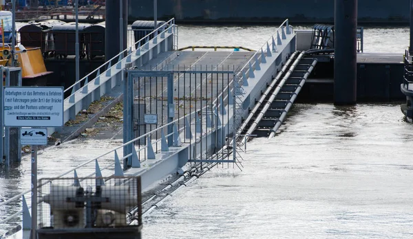 Stormvloed St. Pauli vismarkt in Hamburg — Stockfoto