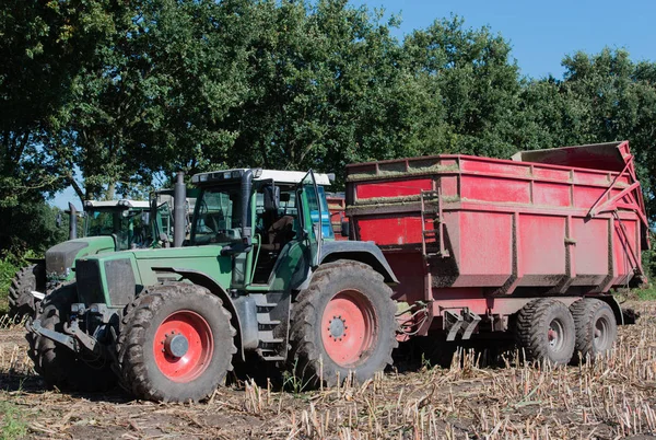 Cosechadora de maíz, cosechadora de maíz en acción, camión de cosecha con tractor — Foto de Stock