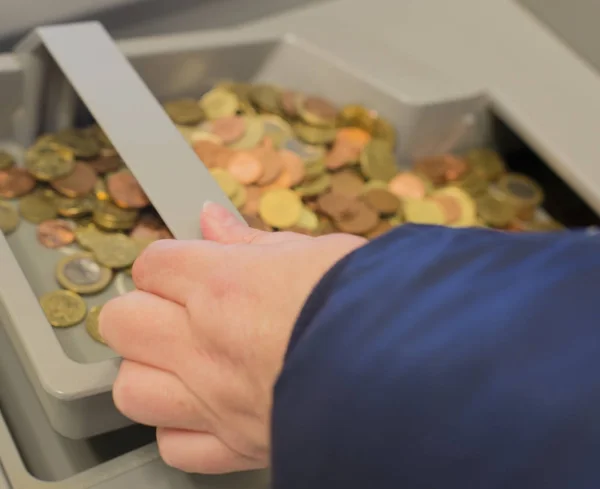 Einzahlung von Bargeld auf der Bank — Stockfoto