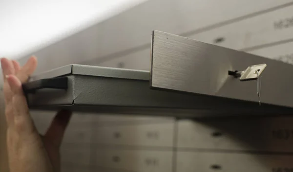 Cassetta di sicurezza aperta in una cassetta di sicurezza — Foto Stock