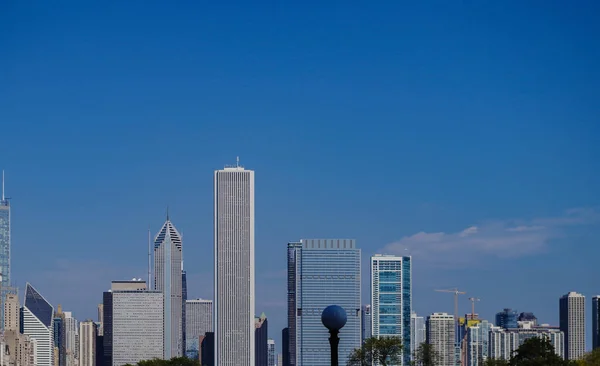 Chicagos Skyline und große Bürogebäude — Stockfoto