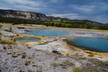 Yellowstone Millî Parkı ABD ve jeotermal yaylar 