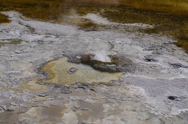 Йеллоустонский национальный парк США и геотермальные источники — стоковое фото