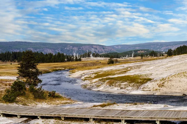 Parque Nacional de Yellowstone EE.UU. y manantiales geotérmicos —  Fotos de Stock