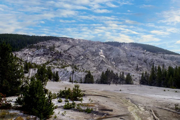 Parque Nacional de Yellowstone EE.UU. y manantiales geotérmicos —  Fotos de Stock