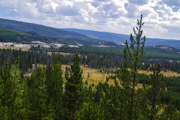 Parque Nacional de Yellowstone EE.UU. y manantiales geotérmicos —  Fotos de Stock