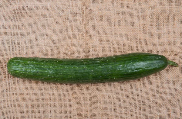 Pepino fotografiado sobre un tejido de yute — Foto de Stock