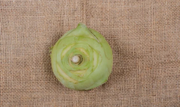 Kohlrabi fotografiado en un tejido de yute —  Fotos de Stock