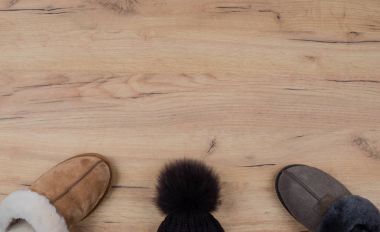 Kürk terlik aksesuarları düz ahşap arka plan üzerinde hareket etme