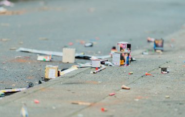 Yeni yıl arifesi havai fişekleri Yeni yıl arifesinden sonra çöp.