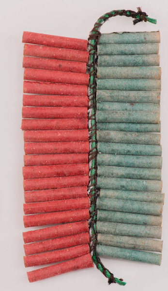 Петарда сфотографирована на белом фоне
