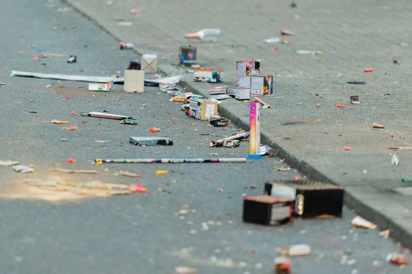 Yeni yıl arifesi havai fişekleri Yeni yıl arifesinden sonra çöp.