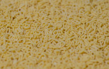 Ahşap bir arka plan üzerinde alfabe erişte