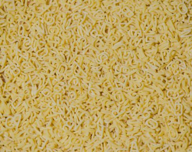 Ahşap bir arka plan üzerinde alfabe erişte