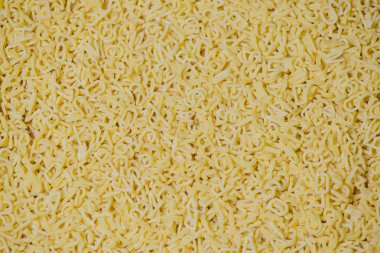 Ahşap bir arka plan üzerinde alfabe erişte