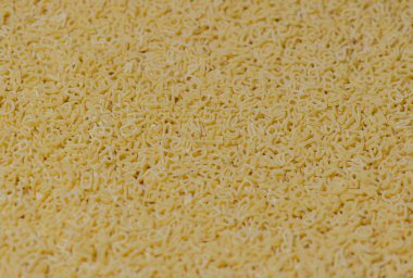 Ahşap bir arka plan üzerinde alfabe erişte