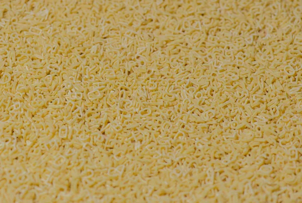 Ahşap bir arka plan üzerinde alfabe erişte