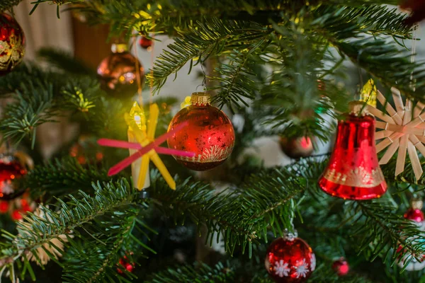 Geschmückter Weihnachtsbaum Mit Weihnachtskugeln — Stockfoto