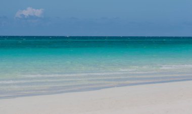 Küba 'daki Karayip sahilinde beyaz kum ve turkuaz su 