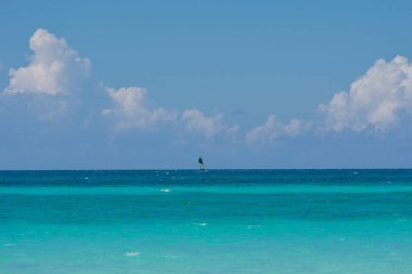 Küba 'daki Karayip sahilinde beyaz kum ve turkuaz su 