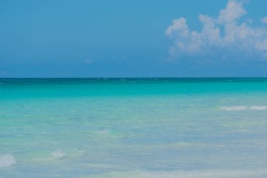 Küba 'daki Karayip sahilinde beyaz kum ve turkuaz su 