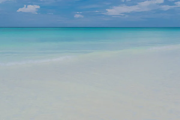 キューバのカリブ海の白い砂とターコイズブルーの水 Varadero — ストック写真
