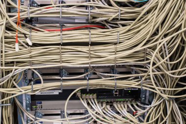 Ağ kablosunu ağ veri merkezindeki Hub üzerindeki