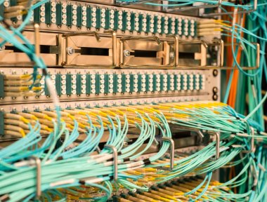 Fiber optik ışık dalga kılavuzu veri merkezi bir switch üzerinde