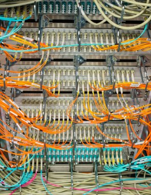 Fiber optik ışık dalga kılavuzu veri merkezi bir switch üzerinde