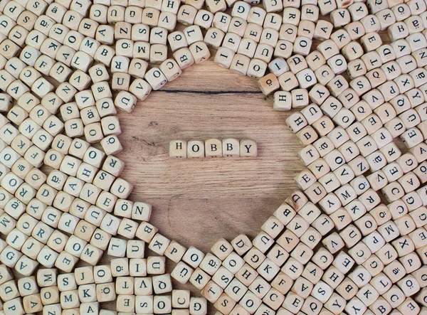 キューブ サイコロのテーブルの上に手紙の単語のためのドイツ語のテキスト — ストック写真
