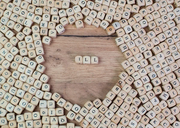 在桌子上的立方体骰子上的字母的坏话名称 — 图库照片