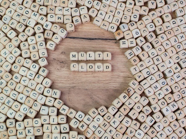 Multi Cloud Name Buchstaben Auf Würfeln Auf Dem Tisch — Stockfoto