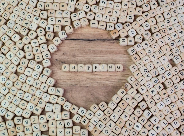 在桌子上的立方体骰子上的字母购物名称 — 图库照片