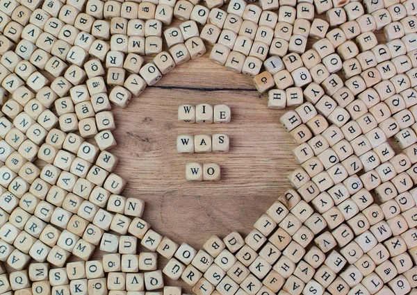 Wie Deutscher Text Wie Wort Buchstabe Auf Würfel Auf Tisch — Stockfoto