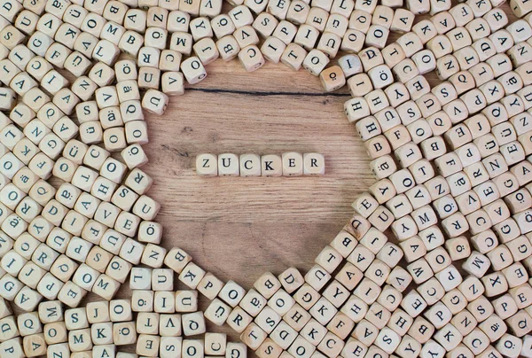 ザッカー 砂糖キューブ サイコロのテーブルの上に手紙の単語のためのドイツ語のテキスト — ストック写真