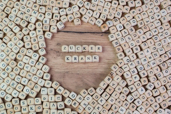 Zuckerkrank 德国文本为糖尿病 词在信件在立方体骰子在桌 — 图库照片