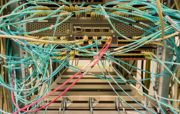 网络Hub上的网络电缆 — 图库照片